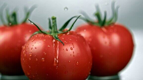 水滴落在新鲜的西红柿上