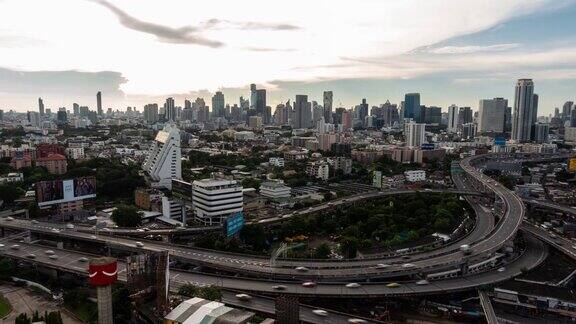 4K分辨率延时:曼谷市中心摩天大楼与汽车在高速公路和空中列车泰国曼谷