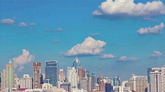 摩天大楼鸟瞰图下午的阳光透过云层在曼谷上空