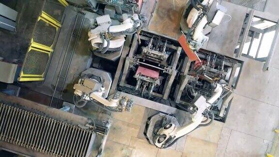 机器人机械复杂的工作与铜片在俯视图