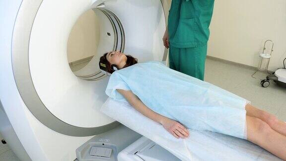 医院的现代化设备女病人正在接受核磁共振或电脑断层扫描的医学检查4k