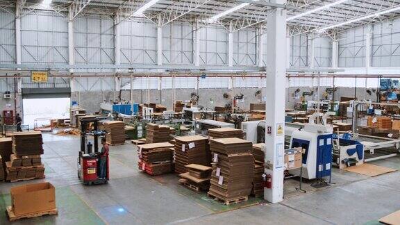 操作仓库包装工厂的广角镜头高角度视角物流行业的业务制造行业的工作或人在工作