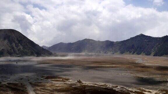 印度尼西亚BromoTenggerSemeru国家公园火山谷的云景延时(4k)