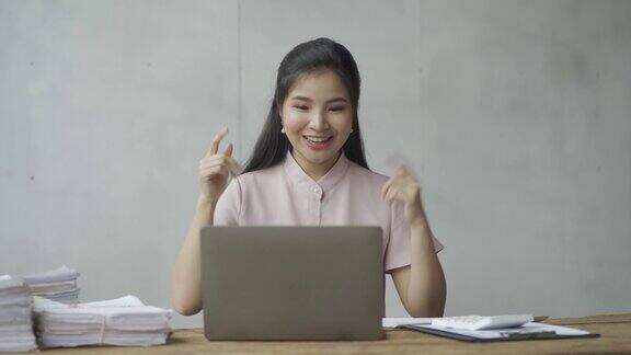 在线商务亚洲女会计在会议中使用笔记本电脑在家工作