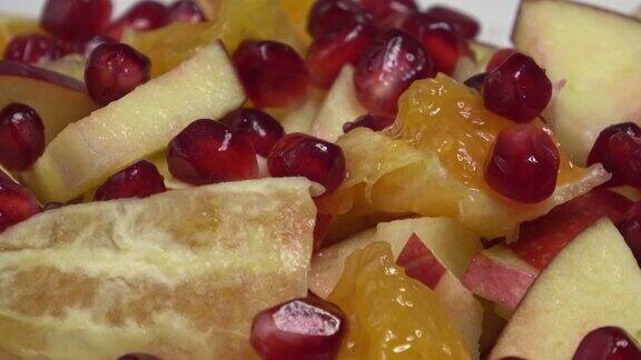 新鲜水果的美味水果沙拉石榴、橙、苹果