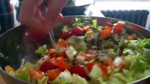 一个搅拌清淡健康蔬菜沙拉的特写镜头
