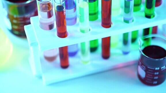 带彩色液体的实验室玻璃器皿