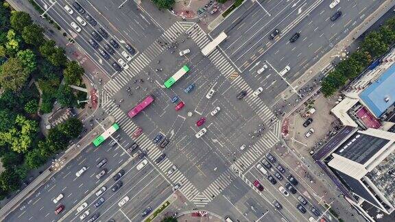 无人机在白天的城市街道十字路口视角