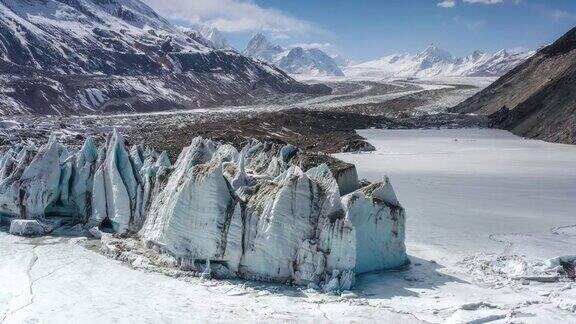 冰川像一条巨龙涌进冰湖