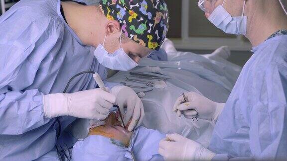 眼睑整容术外科医生做整形手术2个外科医生从眼皮上取出一块皮肤Transconjunctival眼睑整容术手术