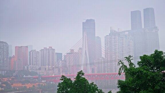 雨中的重庆城市和桥梁