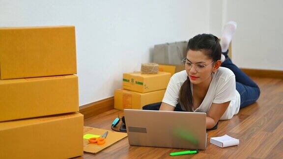 中小企业自由职业者女性与包装盒年轻企业主家庭办公在线营销包装盒和配送中小企业与配送电子商务开办小型企业