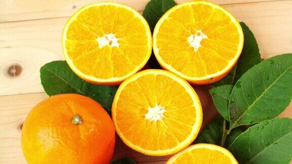 橙色水果与切片特写俯视图旋转水果甜的橙色水果与绿色的叶子在花园里