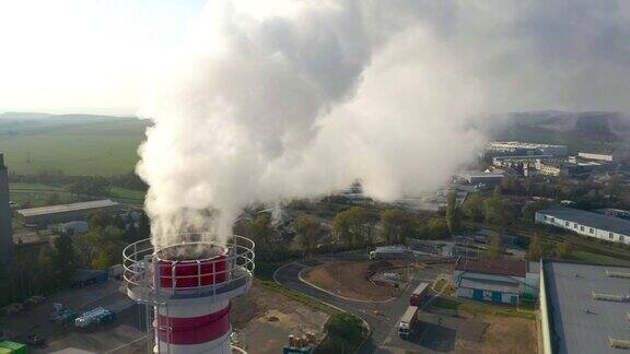 俯瞰化工厂冒烟的烟囱空气污染和气候变化主题重工业是二氧化碳的排放源