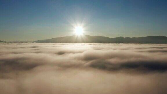 日出时山景如画云雾缭绕