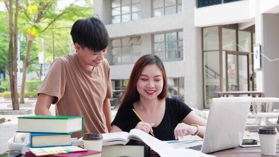 两名十几岁的亚洲大学生准备考试和学习课程研究笔记本电脑和浏览互联网