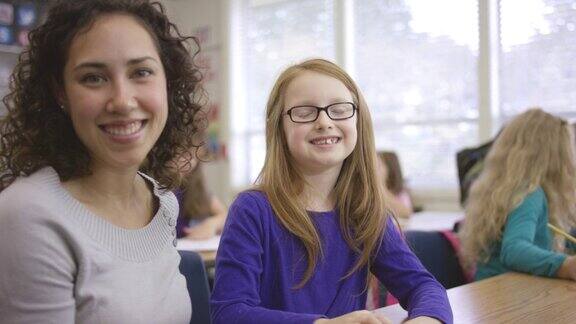 快乐的小学生和她的老师