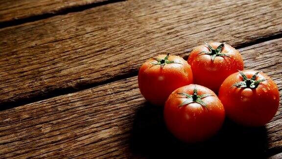 木桌上的新鲜番茄4k