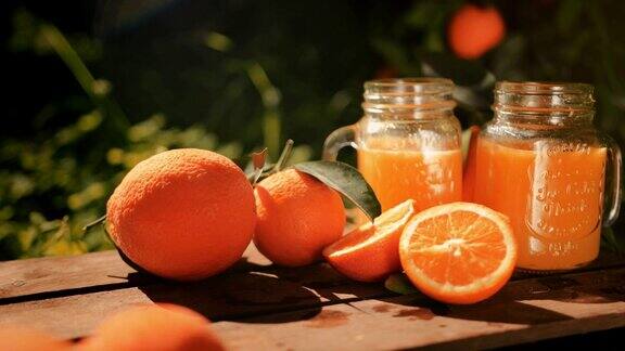 春天在果园里新鲜榨出的橙汁