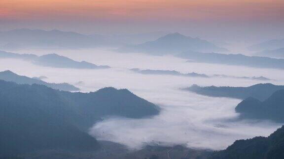 早晨山上的移动薄雾4k(超高清)