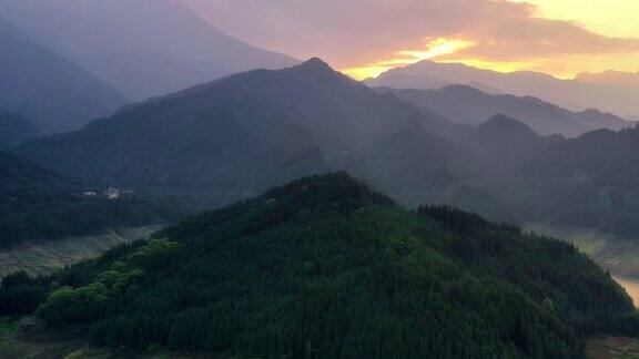 夕阳倒映在湖面上远处还有群山