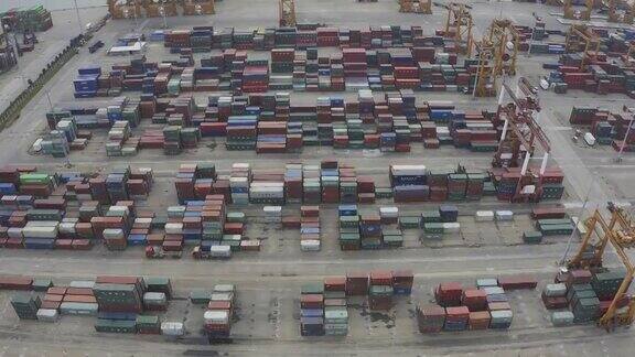 航拍一个大型货运站的大量集装箱