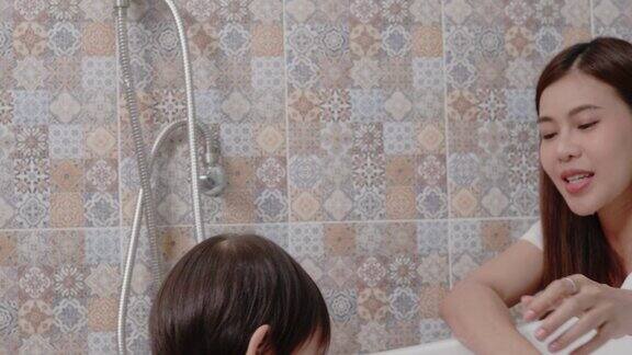 母亲正在为儿子洗澡