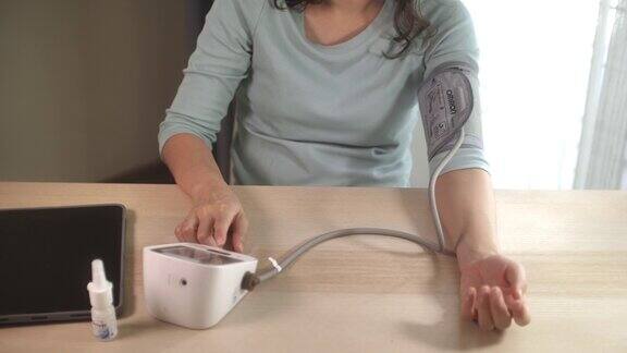 妇女在家测量血压的特写