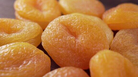 一堆皱巴巴的杏干干燥的水果宏健康的食物