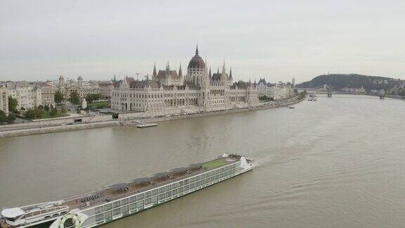 匈牙利布达佩斯的河船4k无人机拍摄