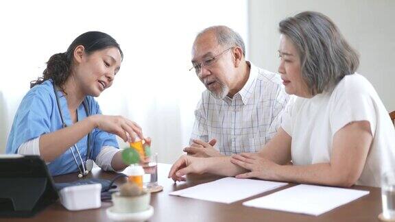 护士在家为老年夫妇检查血压