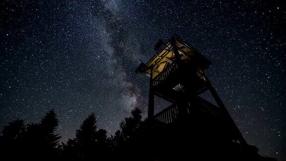 星空与银河翻天瞭望塔时间流逝天文学星夜