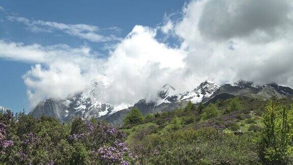 :中国四川省四姑娘山国家公园海子谷四姑娘山地区的山脉自然景观