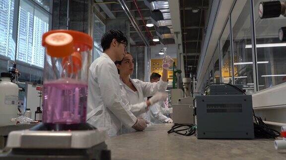 当学生在实验室做其他实验的背景工作时密闭的烧瓶在机器上混合