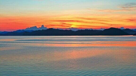日落时的湖面和天空的云彩