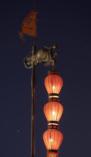 中国陕西西安古城墙上的龙旗和灯笼