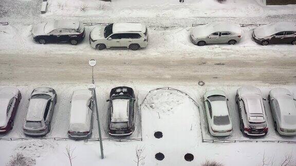 城市的冬天下雪了停车场的俯视图路被雪覆盖车被雪覆盖