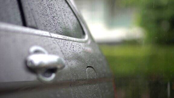 雨点落在家里停车场的SUV车上