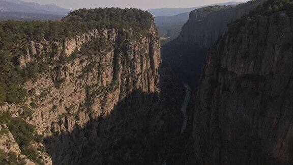 自然奇观高山峡谷景观史诗级空中无人机飞行巨大的悬崖和岩石戏剧性的地质奇观鸟瞰4k塔兹峡谷土耳其