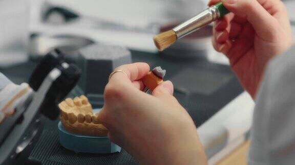 牙科技术人员用特殊的工具来制作石膏模型