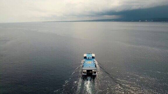 渡船在海上的吉利马努克印尼巴厘岛
