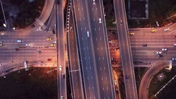 高速公路交叉口鸟瞰图城市交通繁忙夜间高速行驶跨越式运输桥梁