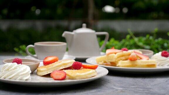 茶与薄饼华夫饼与新鲜草莓树莓枫汁