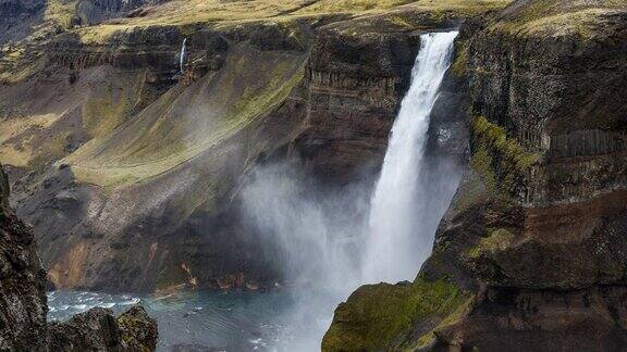 海夫斯瀑布跌落到冰岛的峡谷