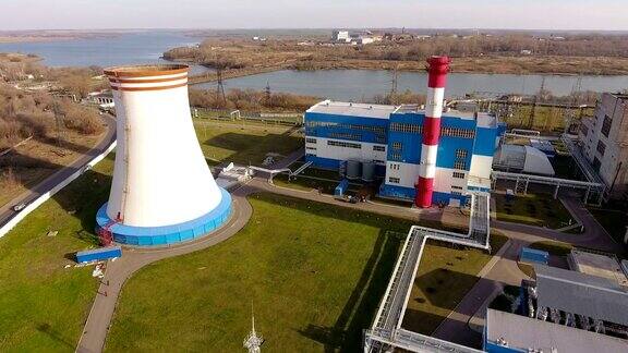 现代化的热电站与大型冷却塔靠近河边俄罗斯4k