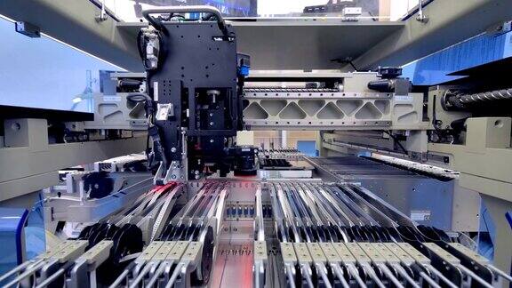 贴片机给料机充满元件条电路板生产