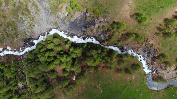 空中:飞越高山峡谷风景优美的瀑布