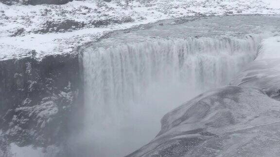 摇摄:冰岛德蒂福斯瀑布冬天的雪