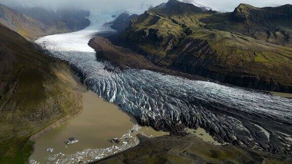Svinafellsjokull冰川冰岛-一个冰川的风景视图-空中无人机拍摄