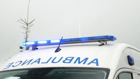 急救车的灯在闪烁紧急服务救护车离开事故现场的蓝色闪烁灯救护车的灯光闪烁